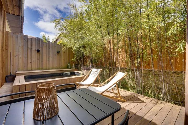 Maison d’hôte pour 4 personnes, avec Terrasse et Jardin ainsi que Piscine et Vue