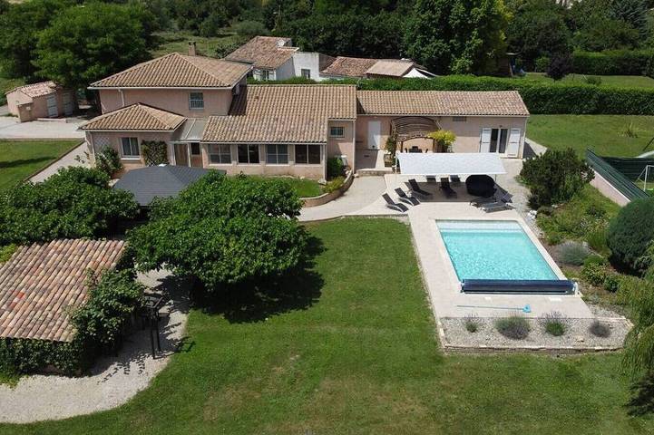 Location de vacances pour 12 personnes, avec jardin à Dauphin (homonymie)