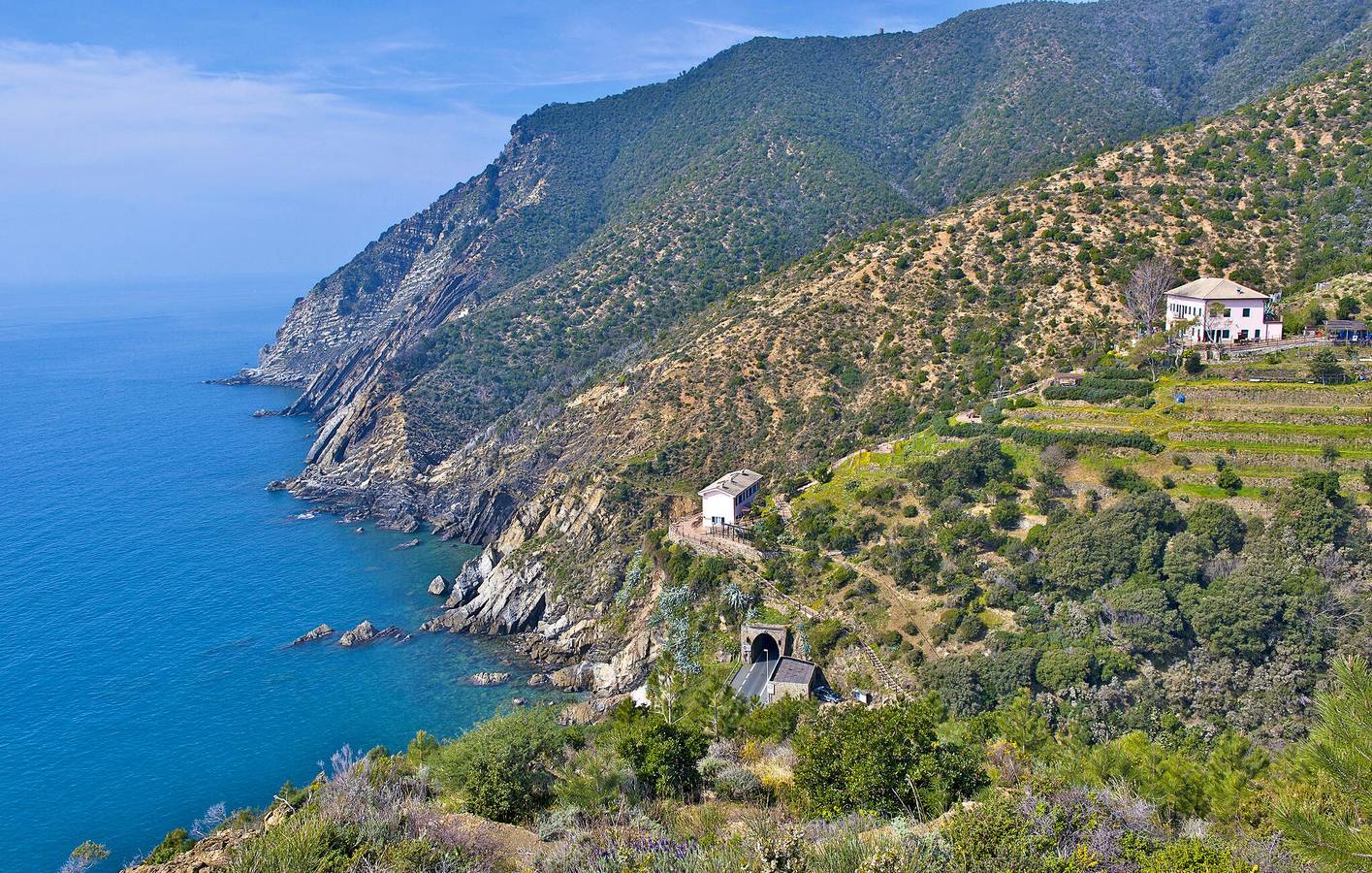 Appartamento intero, Accogliente appartamento in città con parcheggio e internet in Ne, Riviera di Levante