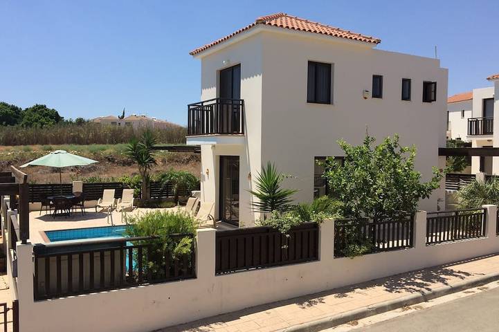 Nol Adre.    Eine Luxusvilla mit eigenem Pool und Meerblick in Kapari, Südzypern