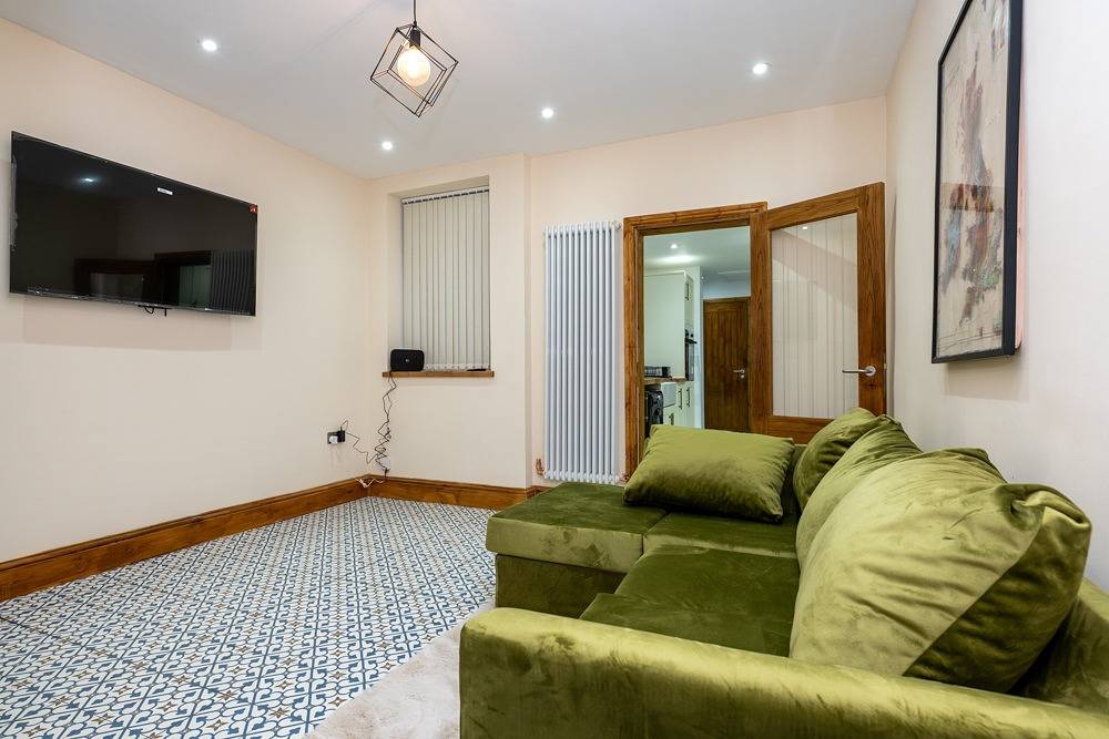 Tranquil Stoke-on-Trent 4bed, 2 Bath, Parking in Stoke-on-Trent, Midlands