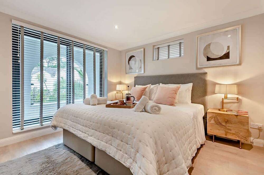 High Tides Elegant 5-Bedroom Villa in Sandbanks in Sandbanks, Poole