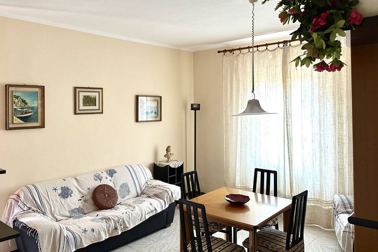 Apartamento entero, N279 - Numana, large four-room apartment with terrace in Sirolo, Riviera del Conero