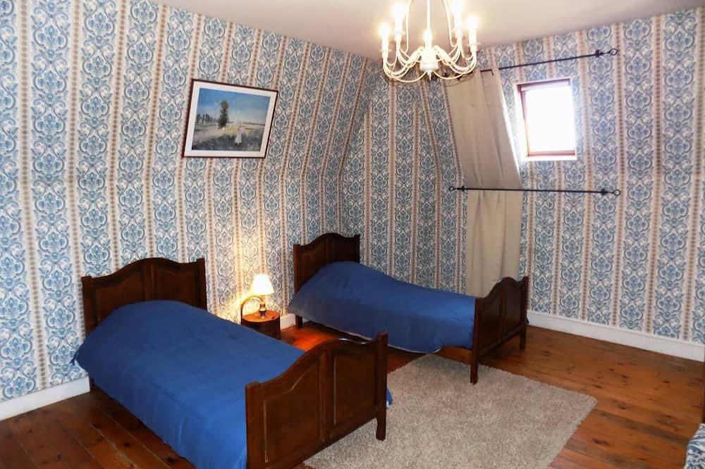 Belle demeure confortable, 6 chambres, billard, wifi, grands jardins in Ahun, Région de Guéret