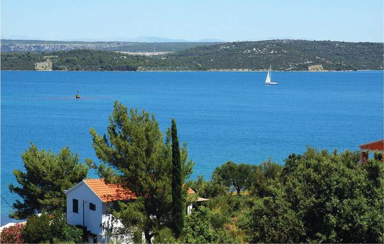 Ganze Ferienwohnung, Gemütliche 1-Zimmer-Wohnung mit Terrasse in der Nähe des Flusses Krka und des Prokljan-Sees in Raslina, Šibenik-Knin