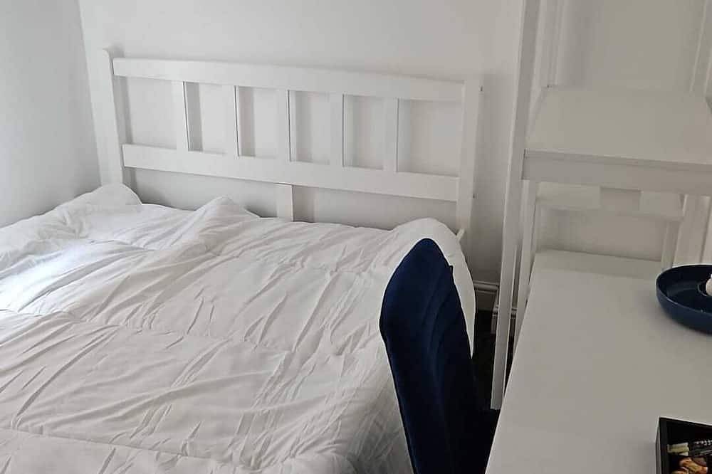 Double room in charming house. Secured with Wifi in Meden Vale, Mansfield. in Sherwood Forest, Nottinghamshire