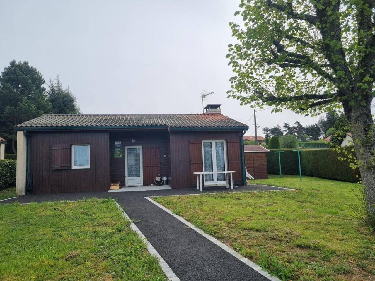 Chalet à Usson-en-Forez avec cheminée, animaux admis et terrasse in Usson-en-Forez, Montbrison
