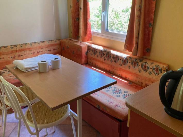 Camping pour 4 personnes, avec piscine et terrasse, animaux acceptés dans le Cantal - 4