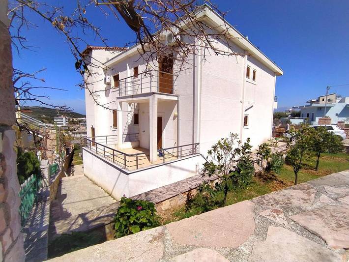 Gîte pour 5 personnes, avec vue ainsi que jardin et terrasse dans Ksamil