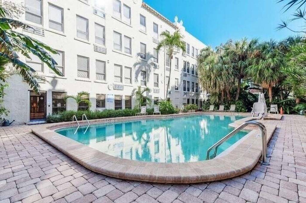 Ganze Wohnung, Delux Queen Room , 1 block to the Beach, Tv, Pool, Wifi in Palm Beach, Palm Beach County