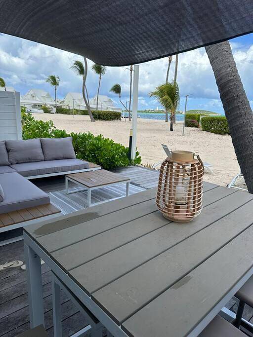 Location de vacances pour 4 personnes, avec vue et piscine ainsi que terrasse et jardin dans Nettlé Bay