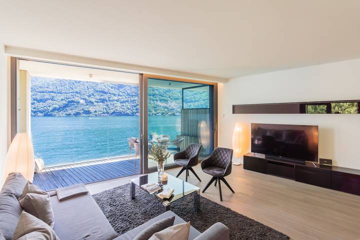 Ferienwohnung für 4 Personen, mit Balkon und Pool sowie Ausblick und Seeblick