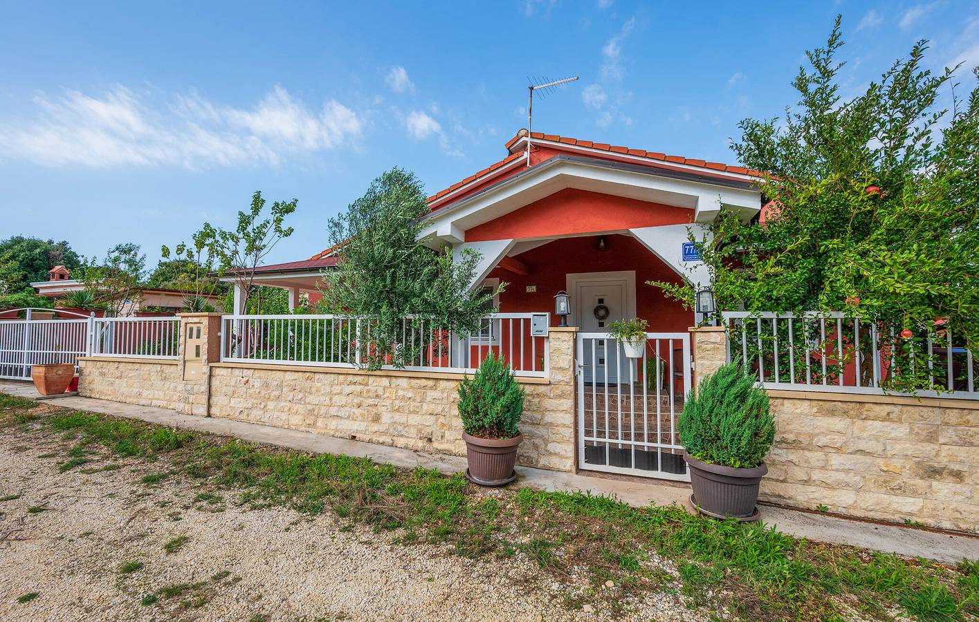 Ganze Ferienwohnung, Gemütliche 2-Zimmer-Wohnung mit WLAN und Terrasse, in der Nähe des Stadtzentrums von Sisan in Sisan, Südküste Istrien