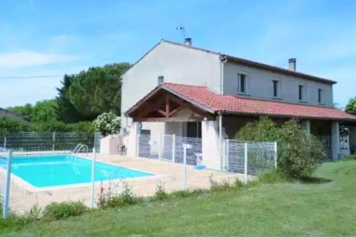 Location de vacances pour 8 personnes, avec terrasse et piscine à Soual