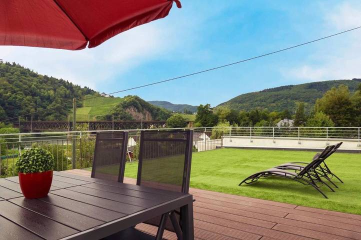 Ferienwohnung für 4 Personen, mit Terrasse und Ausblick in Bullay
