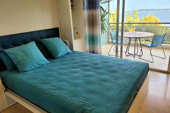 Ganze Wohnung, Cannes Eden. Großes Studio mit Meerblick, Zugang zum Strand, ruhig, Swimmingpool und Tennis. in Vallauris, Mittelmeerküste (Frankreich)