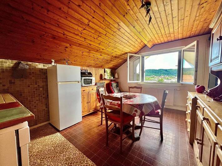 Gîte pour 5 personnes, avec vue ainsi que vue sur le lac et jardin à Saint-Point-Lac - 4