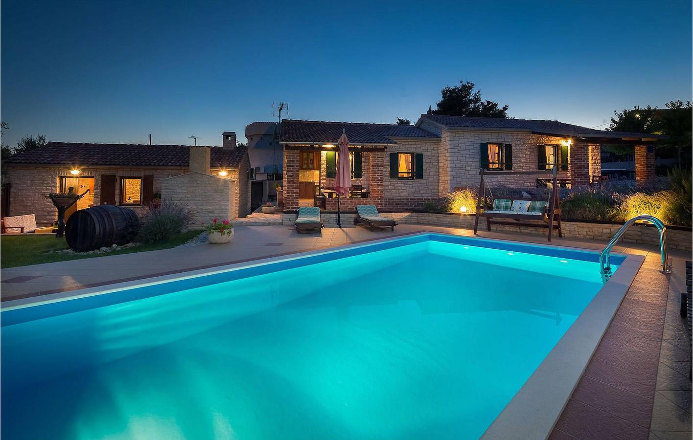Geräumige Ferienwohnung mit Pool, Küche und 1,5 km Entfernung zum Strand in Novigradsko More, Zadar
