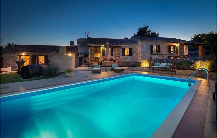 Geräumige Ferienwohnung mit Pool, Küche und 1,5 km Entfernung zum Strand in Novigradsko More, Zadar
