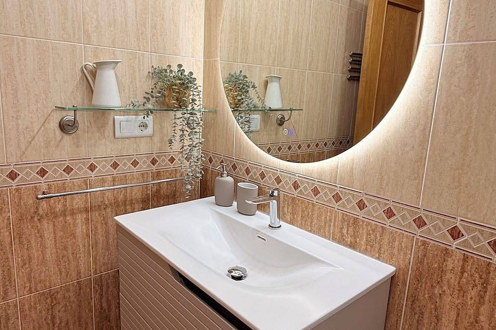 Apartamento entero, Apartamento Hórreo en centro de Cangas con terraza y vistas a las montañas. in El Puente, Cangas de Onís