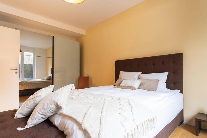 Appartement de vacances pour 2 personnes, avec piscine et jardin ainsi que vue et vue sur le lac