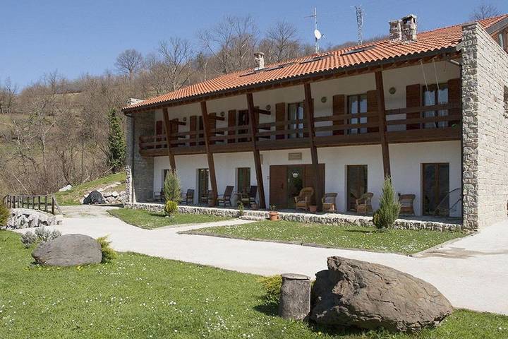Casa rural para 2 personas, con jardín y vistas en Parque Natural de Redes