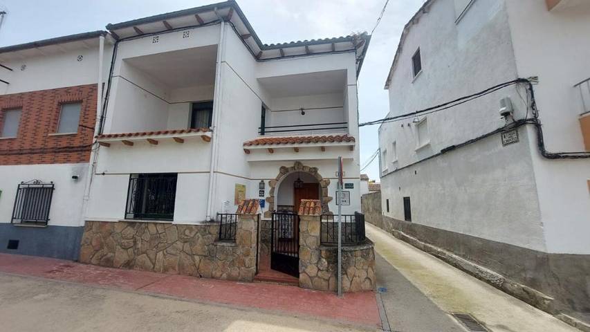 Apartamento para 14 personas, con Balcón y Terraza además de Jacuzzi y Jardín en Zarza de Granadilla