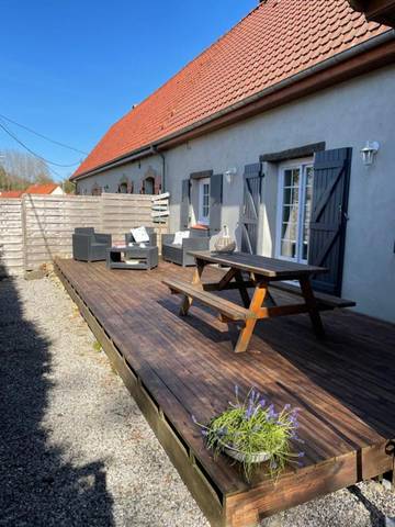 Location de vacances pour 7 personnes, avec terrasse ainsi que piscine et jardin à Lottinghen