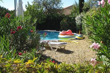 Gîte pour 10 personnes, avec jardin et terrasse, animaux acceptés à Castelnau-de-Guers