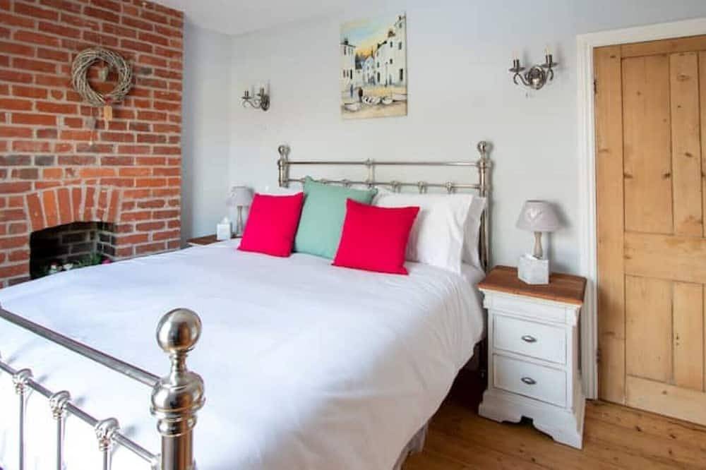 Town Centre Cottage with Garden & Parking Opposite in Bury St Edmunds, Suffolk
