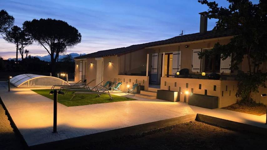 Location de vacances pour 8 personnes, avec jardin et piscine à Trausse