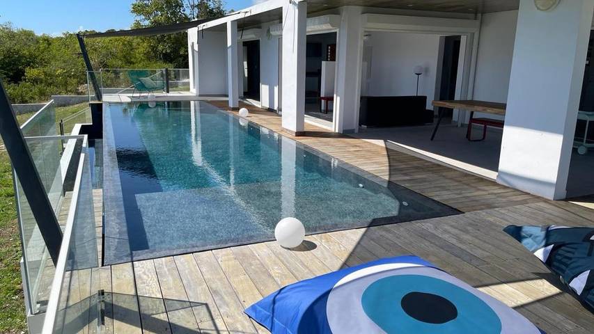 Location de vacances pour 4 personnes, avec piscine ainsi que jardin et terrasse dans Anse Tarare