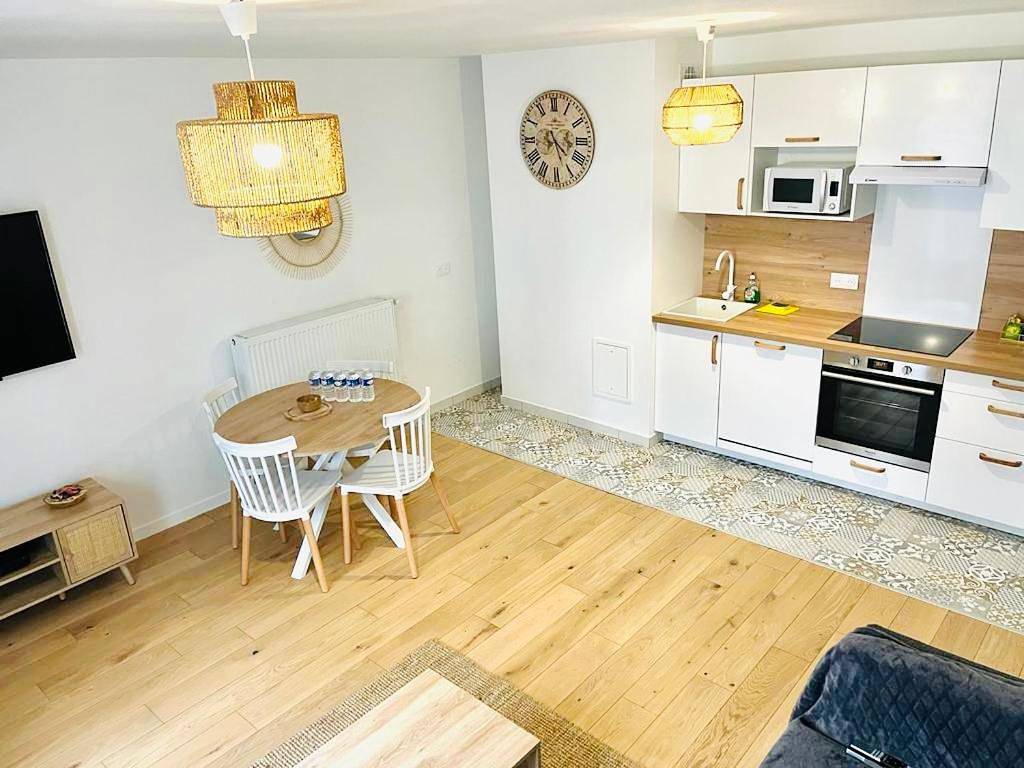 Appartement entier, Two-Bedroom Apartment in Chessy, Seine-et-Marne