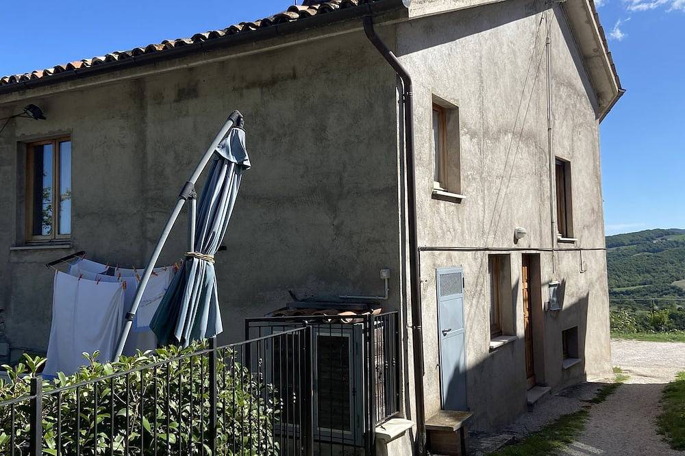 Appartamento intero, Appartamento immerso nella tranquillità della campagna marchigiana in Cagli, Valle del Metauro