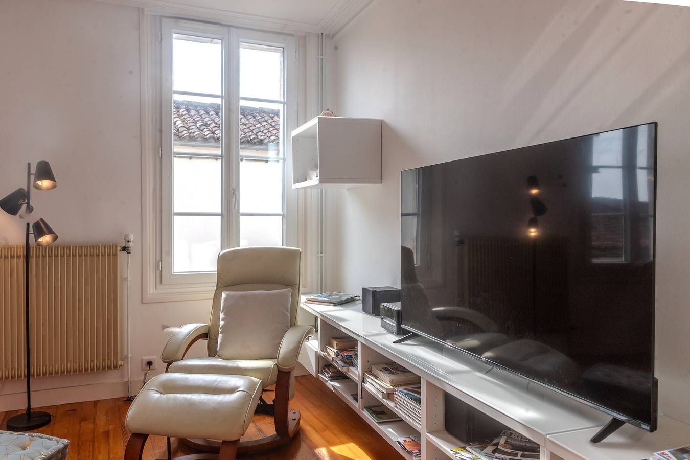 Holiday Home 'Les Hirondelles Archiac' with Private Terrace, Private Garden and Wi-Fi in Archiac, Jonzac region