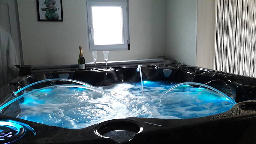 Chambre d’hôte pour 2 personnes, avec terrasse ainsi que jacuzzi et piscine