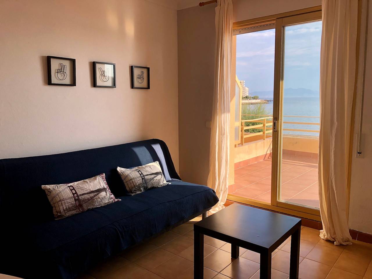 Entire apartment, Seafront Apartment with Terrace in l'Escala, Upper Empordà