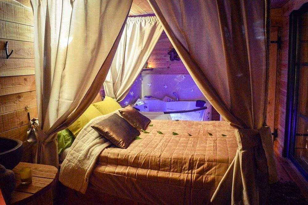 Cabane Celeste  avec spa intérieur privatif + piscine en saison in Brassac, Quercy