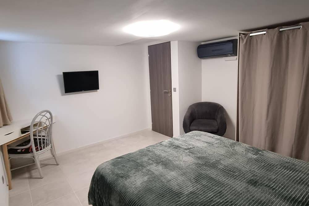 Appartement entier, Appartement en rez-de-villa avec piscine in Le Broc, Côte méditerranéenne (France)