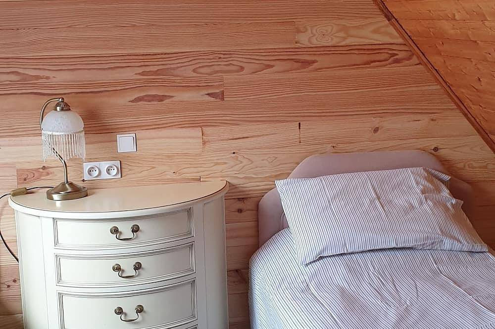 3 Bedroom Chalet/Lodge Stunning Views of Lake & Golf Course. Pool (May to Sept) in Saint-Germain-de-Tallevende-la-Lande-Vaumont, Région de Vire