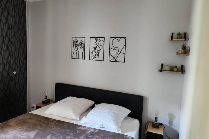 Apartamento entero, Large Studio - Closed Loggia - Shower - Air Conditioning - Bed 160 - Renovated in Amélie-les-Bains-Palalda, Costa mediterránea (Francia)