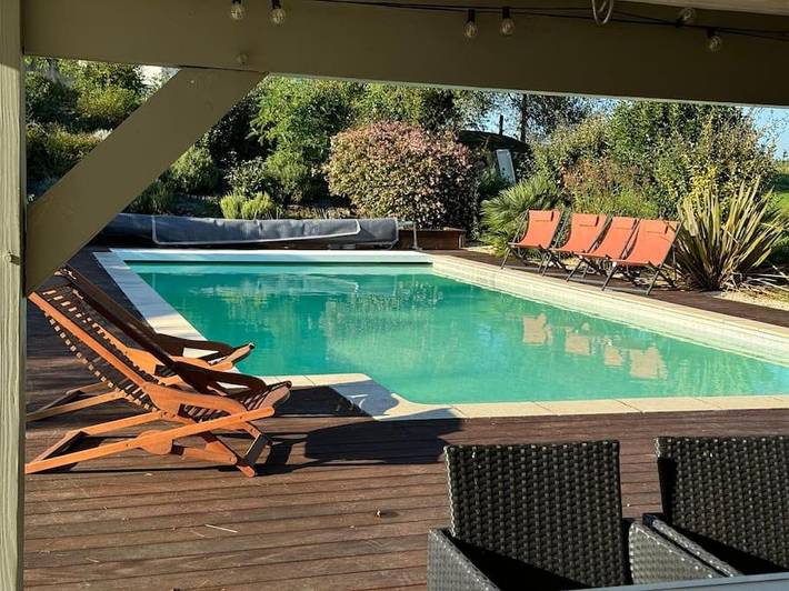 Location de vacances pour 8 personnes, avec Jacuzzi et Terrasse ainsi que Jardin et Piscine à Beychac-et-Caillau