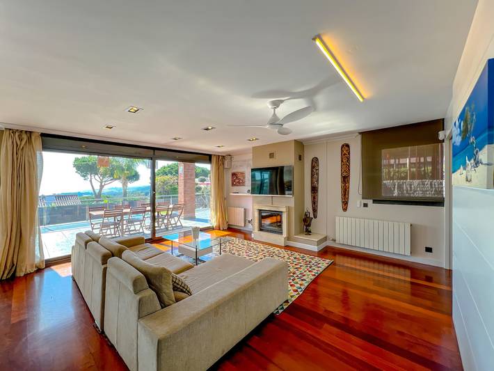 Villa for 8 people, with garden and balcony in Costa Barcelona