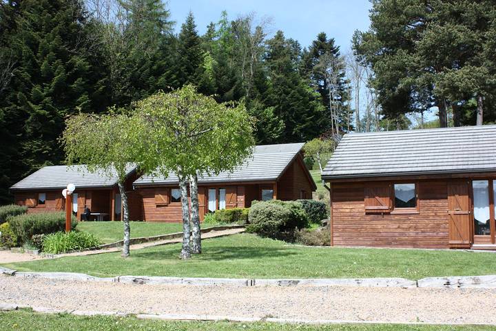 Chalet pour 5 personnes, avec vue sur le lac ainsi que terrasse et jardin