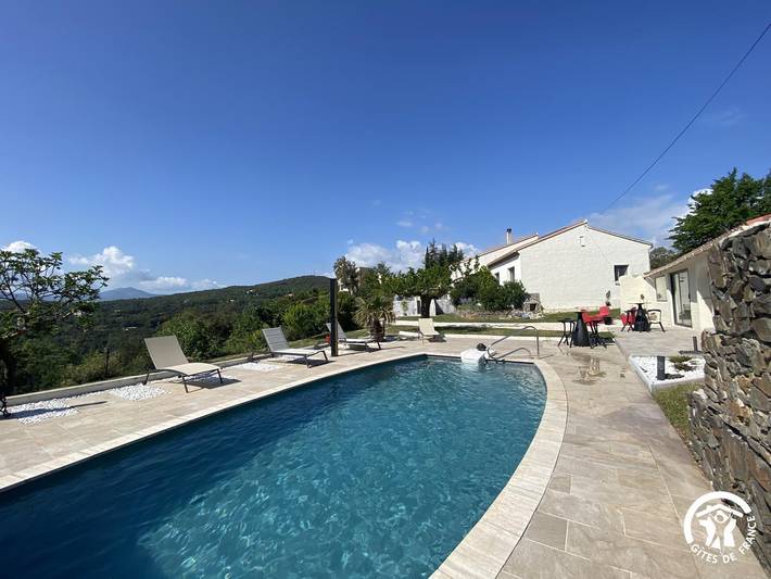 Gîte pour 10 personnes, avec piscine ainsi que jardin et terrasse à OMS (homonymie)