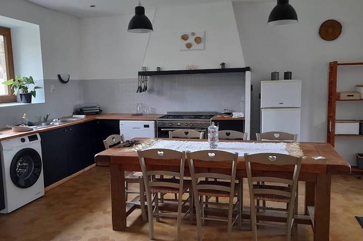 Location de vacances pour 7 personnes, avec Jardin à Borrèze