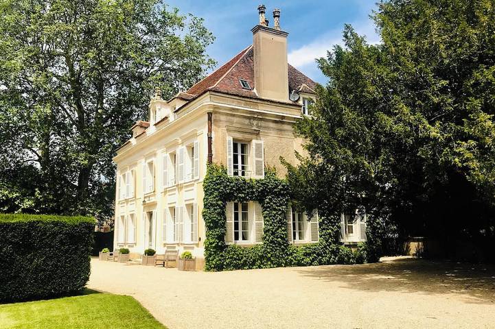 Gîte pour 12 personnes, avec jardin à Hauterive (Yonne)
