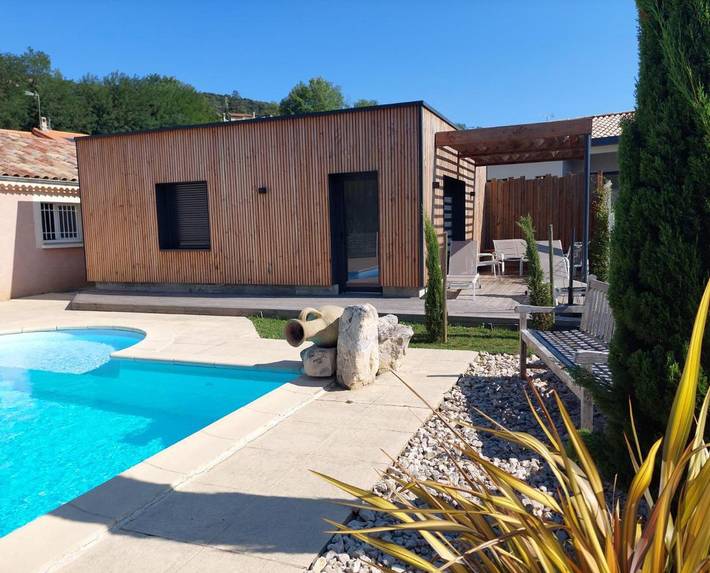 Location de vacances pour 4 personnes, avec Terrasse et Jardin ainsi que Piscine et Vue à Saint-Péray