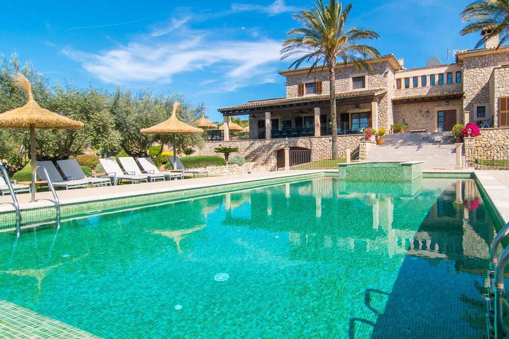 Wunderschönes Haus in Ariany mit privatem Swimmingpool, der sowohl drinnen als. in Ariany, Mallorca Inselmitte
