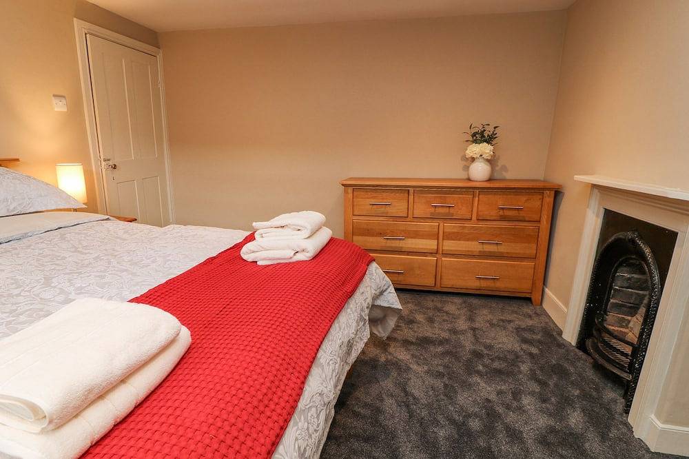 The Old Bakehouse, pet friendly, character holiday cottage in Avebury in Wiltshire